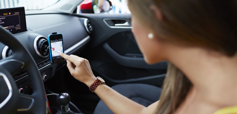 4 Reasons Why GPS Tracker is Important for Women Drivers