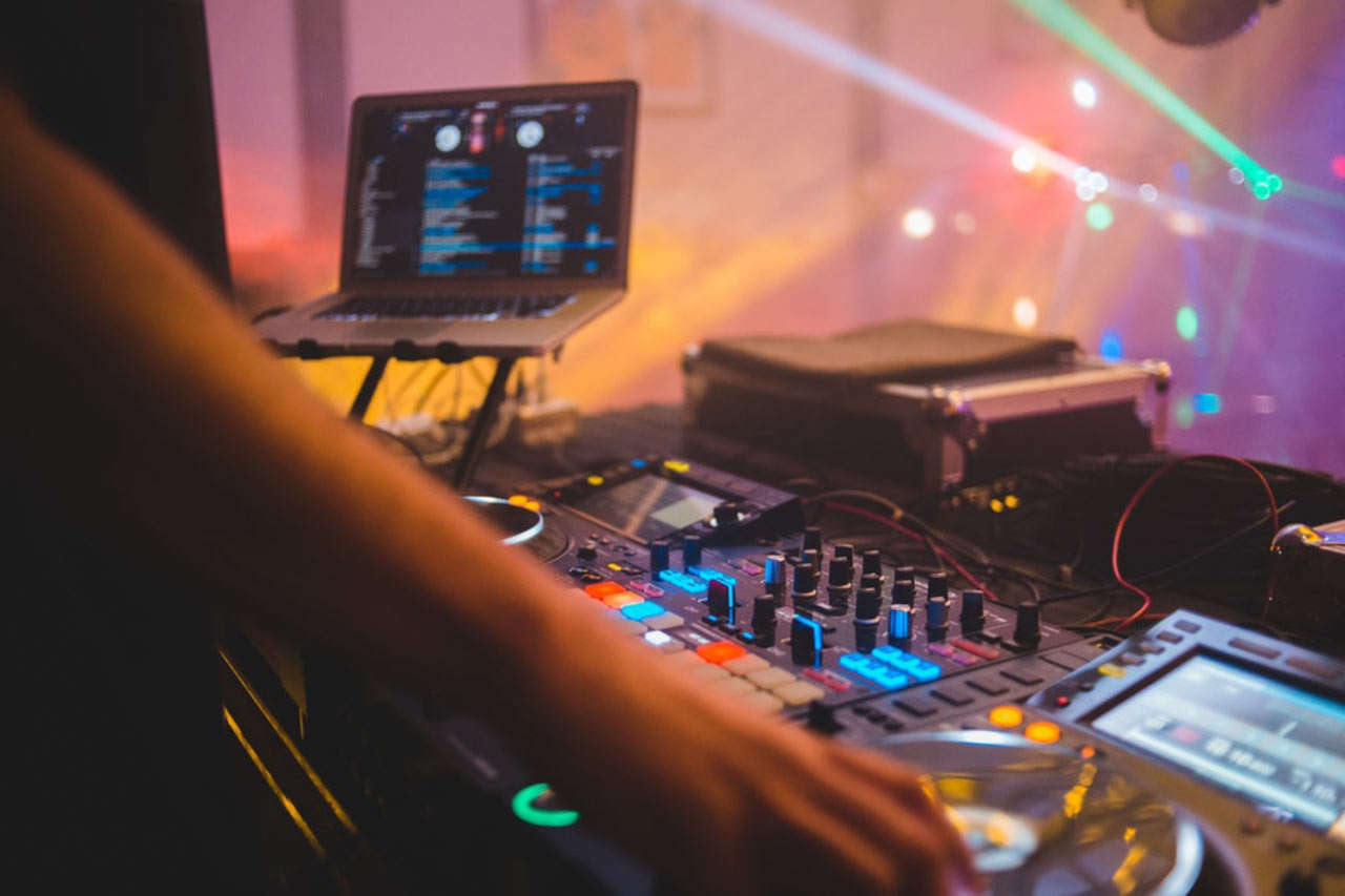 Are There Differences Between DJ Controllers and Mixers? Tech  Space